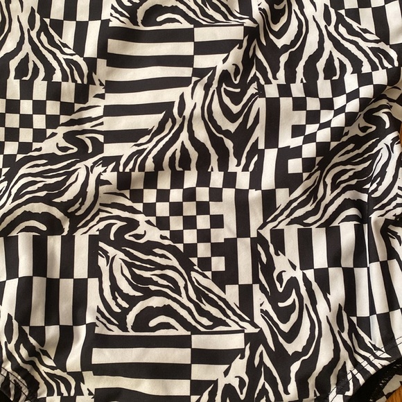 Nike Hydra Strong Muti Print Spider Back One Piece Swimsuit Size W 6 (32) NWT - Picture 12 of 15